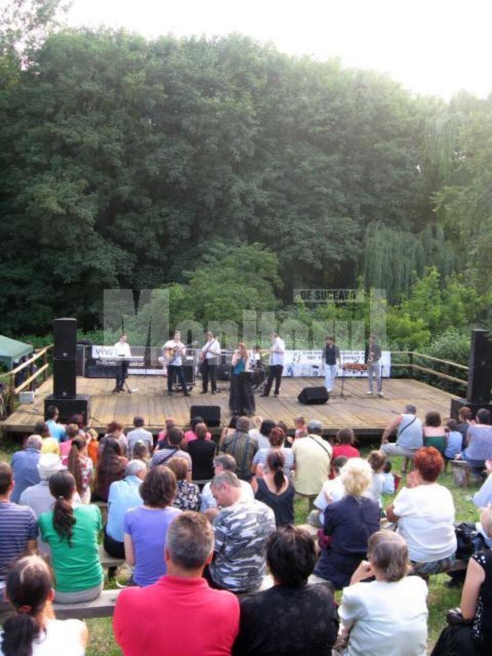 Sute de suceveni, la spectacolul Dianei Bisinicu