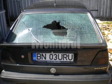 Mașină distrusă