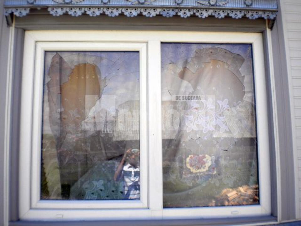 Agresorii au spart două geamuri și ușa termopan de la intrarea în casă Mașina distrusă