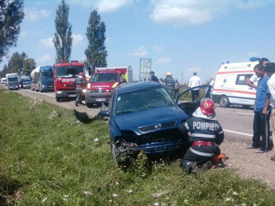 Autoturismul Opel s-a izbit violent în Mercedes. Foto: Andrei Buculei