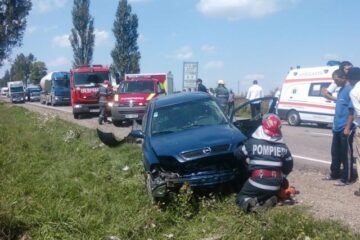 Autoturismul Opel s-a izbit violent în Mercedes. Foto: Andrei Buculei