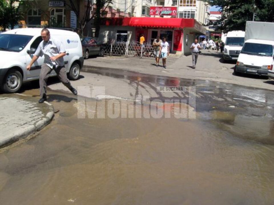 Sucevenii, forțati să sară peste puhoiul de apă