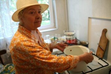 Oalele cu apa încălzite pe aragaz sunt salvarea sucevenilor