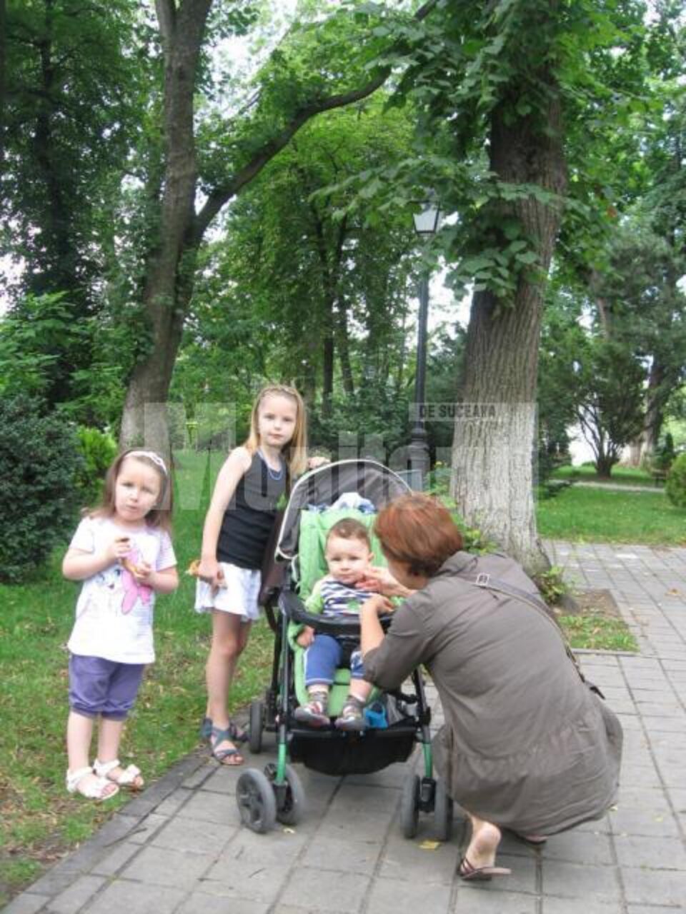 Părinți care au scos copiii la plimbare în parc și i-au lăsat să se joace, puși să plătească amenzi pentru că ei sau copiii lor au călcat iarba