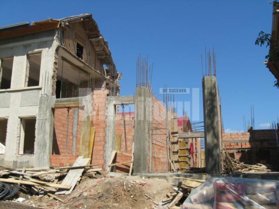 La Pătrăuți se lucrează la școală, însă atât constructorul cât și primarul susțin că lucrârile nu vor fi finalizate până în luna septembrie