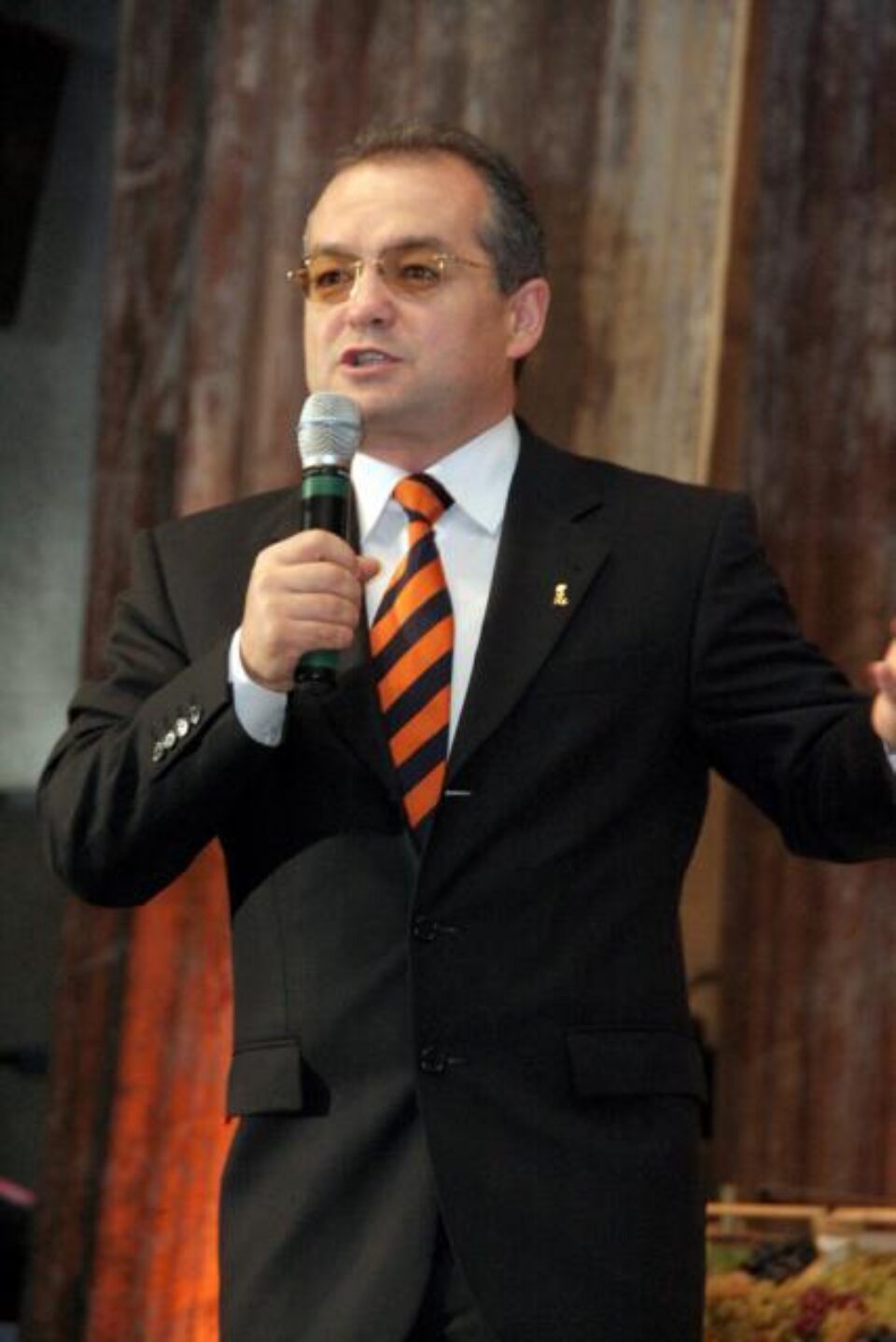 Emil Boc: "Trebuie să ne asigurăm că ne încadrăm în deficitul bugetar de 3% în 2012”