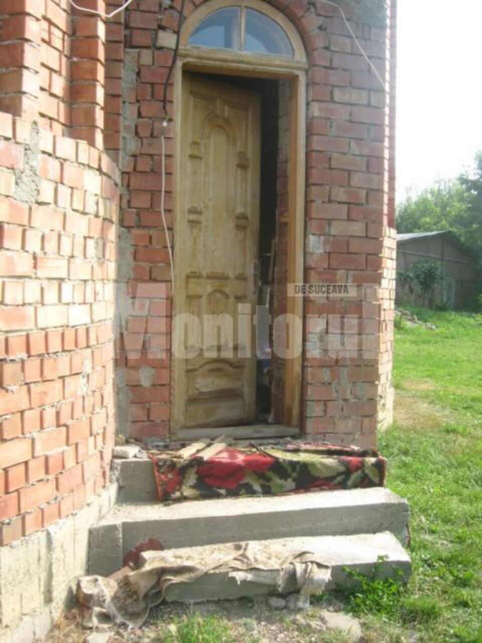 Ușa prin care au pătruns hoții