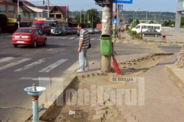 Trotuare distruse de lucrările de modernizare a iluminatului public