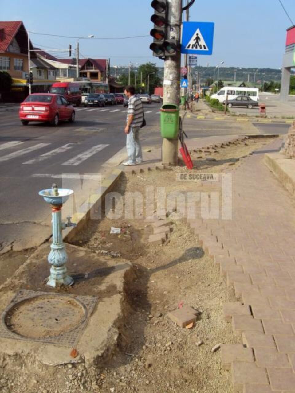 Trotuare distruse de lucrările de modernizare a iluminatului public