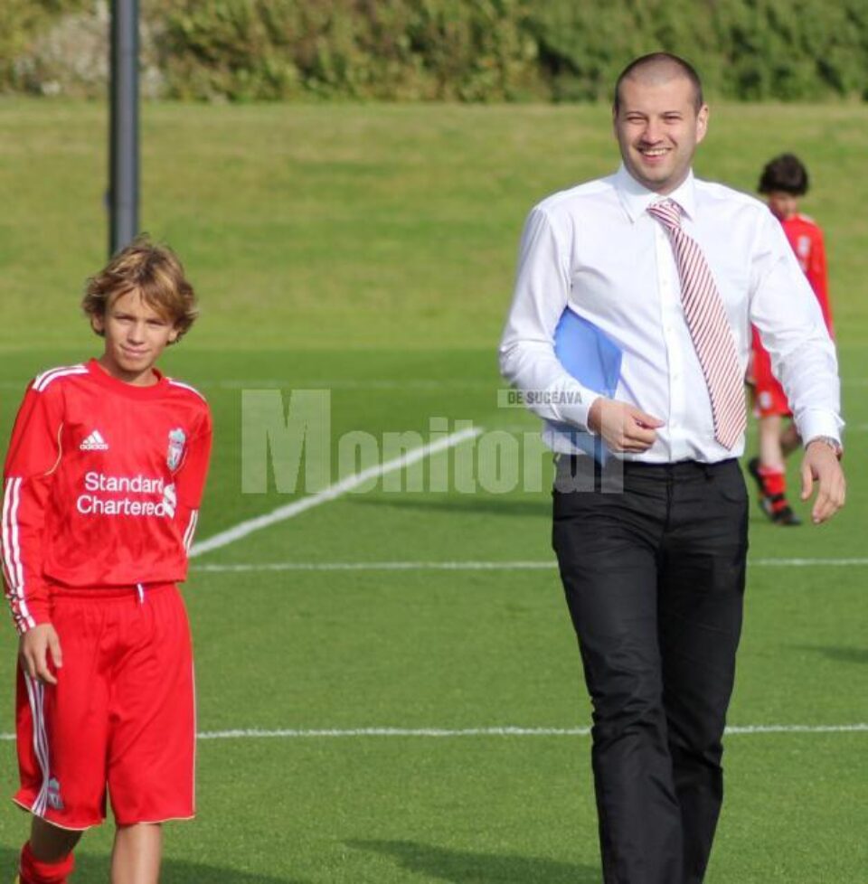 George Răzvan Chariton și Adrian Ștefănescu, la finalul unui antrenament pe terenurile celor de la Liverpool