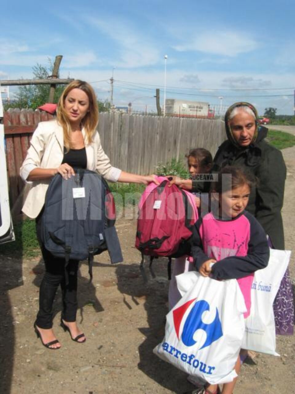 Ana Maria Ciolpan, responsabil marketing Carrefour Suceava oferind rechizite, haine și alimente copiilor familiei Gheorghe