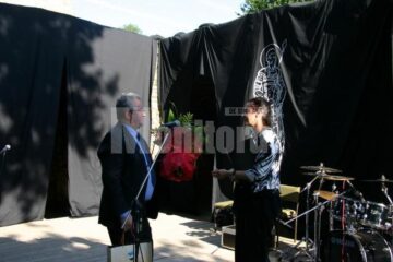 Primarul Ion Lungu oferindu-i flori invitatei de onoare