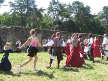 Toboșari, stegari, cascadori, trubaduri și jongleri, în Cetatea Sucevei