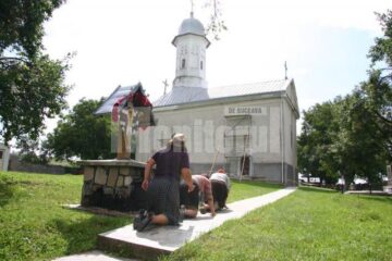Românii vin să se roage la mănăstirea Hagigadar, mulți dintre ei fără a ști că aparține armenilor