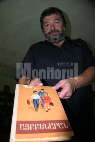 Preotul Azad Mandalian spune că abecedarul și celelalte cărți în limba armeană stau nefolosite