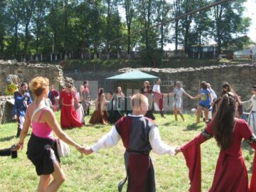 Toboșari, stegari, cascadori, trubaduri și jongleri, în Cetatea Sucevei