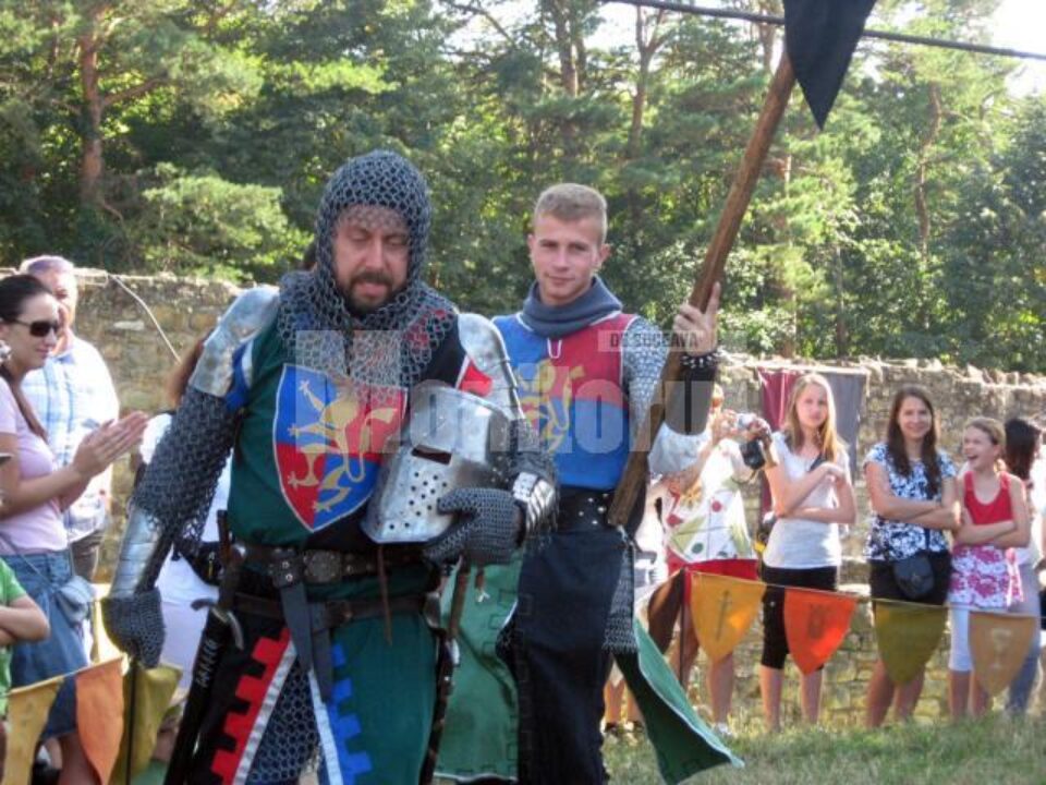 Toboșari, stegari, cascadori, trubaduri și jongleri, în Cetatea Sucevei