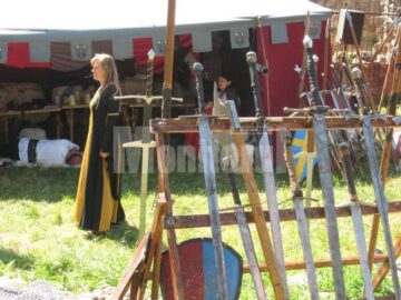 Toboșari, stegari, cascadori, trubaduri și jongleri, în Cetatea Sucevei