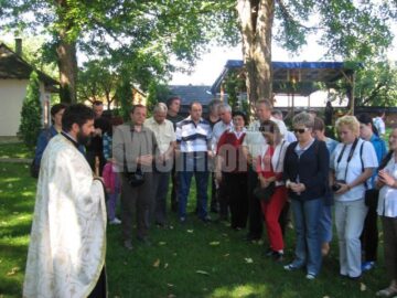 Un preot a citit o rugăciune pentru pelerini