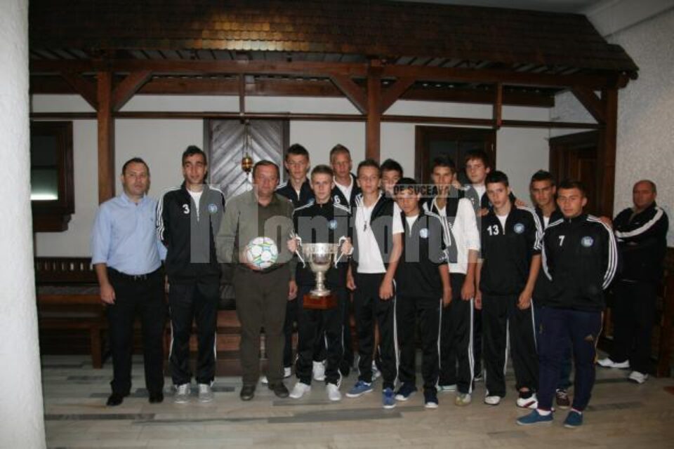 Flutur ia premiat pe tinerii fotbaliști suceveni
