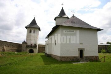 Cele mai multe lăcașuri de cult, cum este și cel de pe Zamca stau goale în așteptarea călugărilor armeni