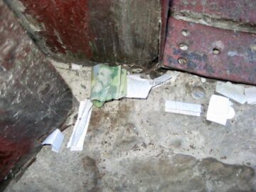 Dorinte scrise pe biletele si așezate pe pragul bisericii