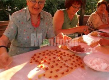 Femeie care face urechiușe