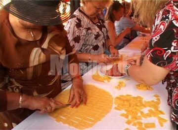 Femeile fac urechiușe