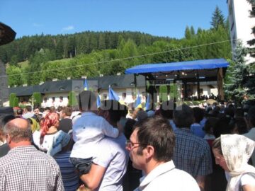 Credincioși din toată țara au participat ieri la hramul Mănăstirii Putna
