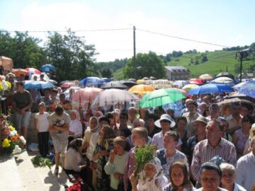 Soarele și căldură amețitoare nu i-au împiedicat pe credincioși să stea la întreaga slujbă