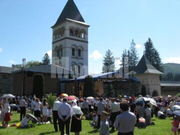 Credincioși din toată țara au participat ieri la hramul Mănăstirii Putna