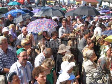 Oamenii s-au adăpostit de soarele arzător sub umbrele