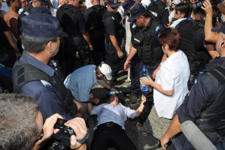 Liderului revoluționarilor, Nicolae Mavrodin, i se acorda îngrijiri medicale, după ce i s-a făcut rău. Foto: MEDIAFAX