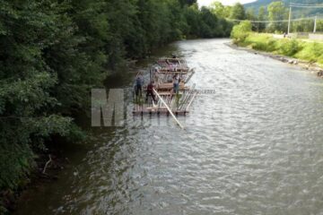 Cu pluta pe Bistrița Aurie