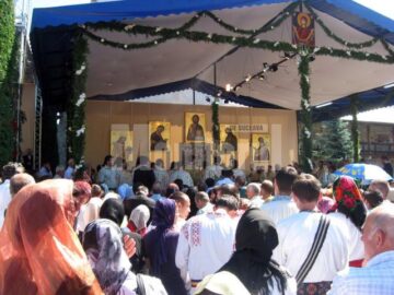 Credincioși din toată țara au participat ieri la hramul Mănăstirii Putna