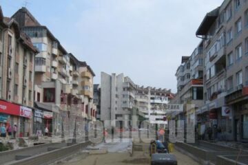 Dale de granit vor fi montate în primă fază doar pe lateralele pietonalului