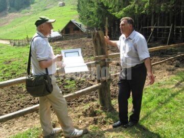 Radu Bercea și primarul Nicolae Baltag, la stâna de pe Dealul Morarului