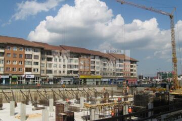 Constructorii se pregătesc de turnarea stâlpilor de susținere a plafonului parcării subterane