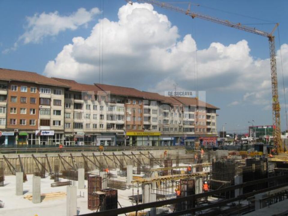 Constructorii se pregătesc de turnarea stâlpilor de susținere a plafonului parcării subterane