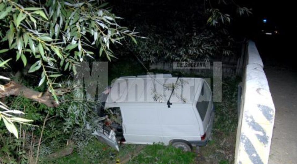 Scăpat de sub control, microbuzul a acroșat un copac și a lovit apoi violent un podeț din beton