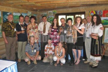 Fotografie de grup după vernisaj