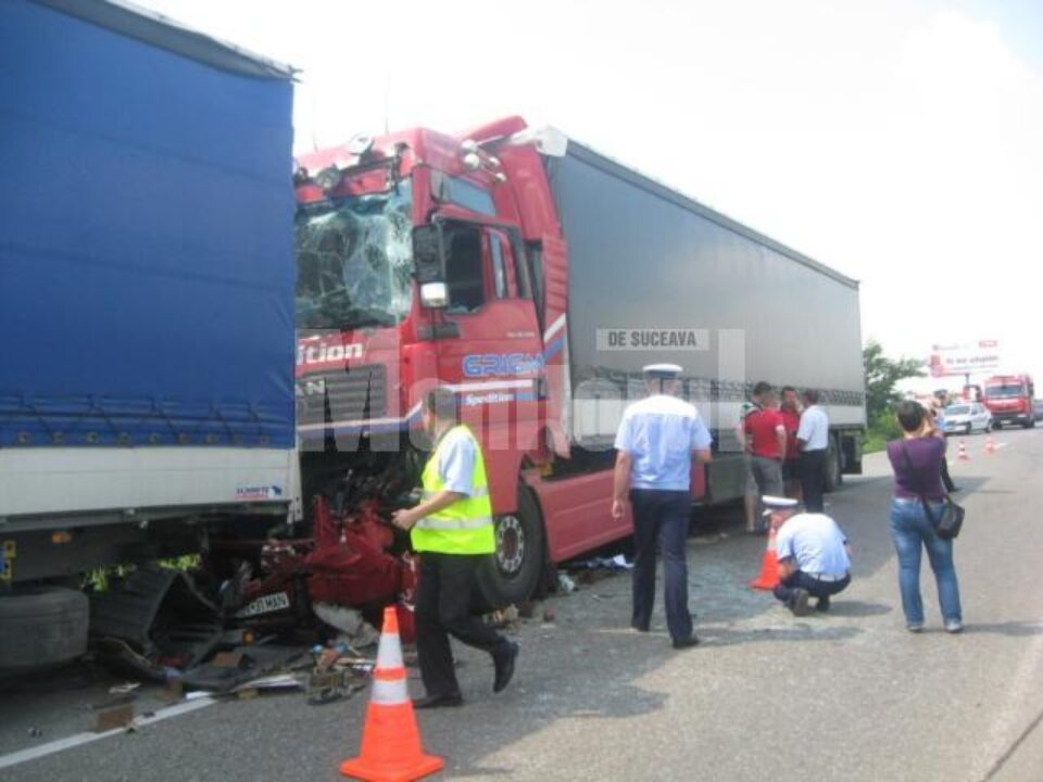Accident între patru tiruri, cu un șofer mort, la intrarea în Suceava, pe E 85