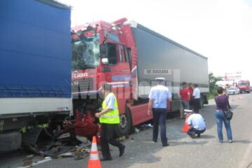 Accident între patru tiruri, cu un șofer mort, la intrarea în Suceava, pe E 85