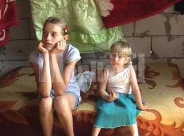 Rămași în grija tatălui, cei patru copii nu au haine, rechizite, dar nici hrană suficientă