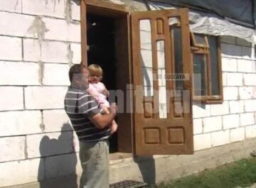 Rămași în grija tatălui, cei patru copii nu au haine, rechizite, dar nici hrană suficientă