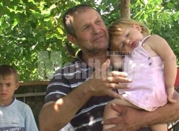 Rămași în grija tatălui, cei patru copii nu au haine, rechizite, dar nici hrană suficientă