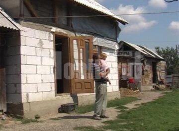 Rămași în grija tatălui, cei patru copii nu au haine, rechizite, dar nici hrană suficientă