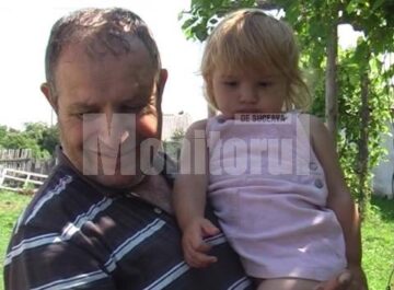 Rămași în grija tatălui, cei patru copii nu au haine, rechizite, dar nici hrană suficientă