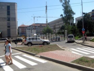 Mașini parcare în sensul giratoriu
