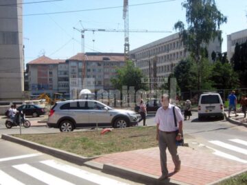 Mașini parcare în sensul giratoriu